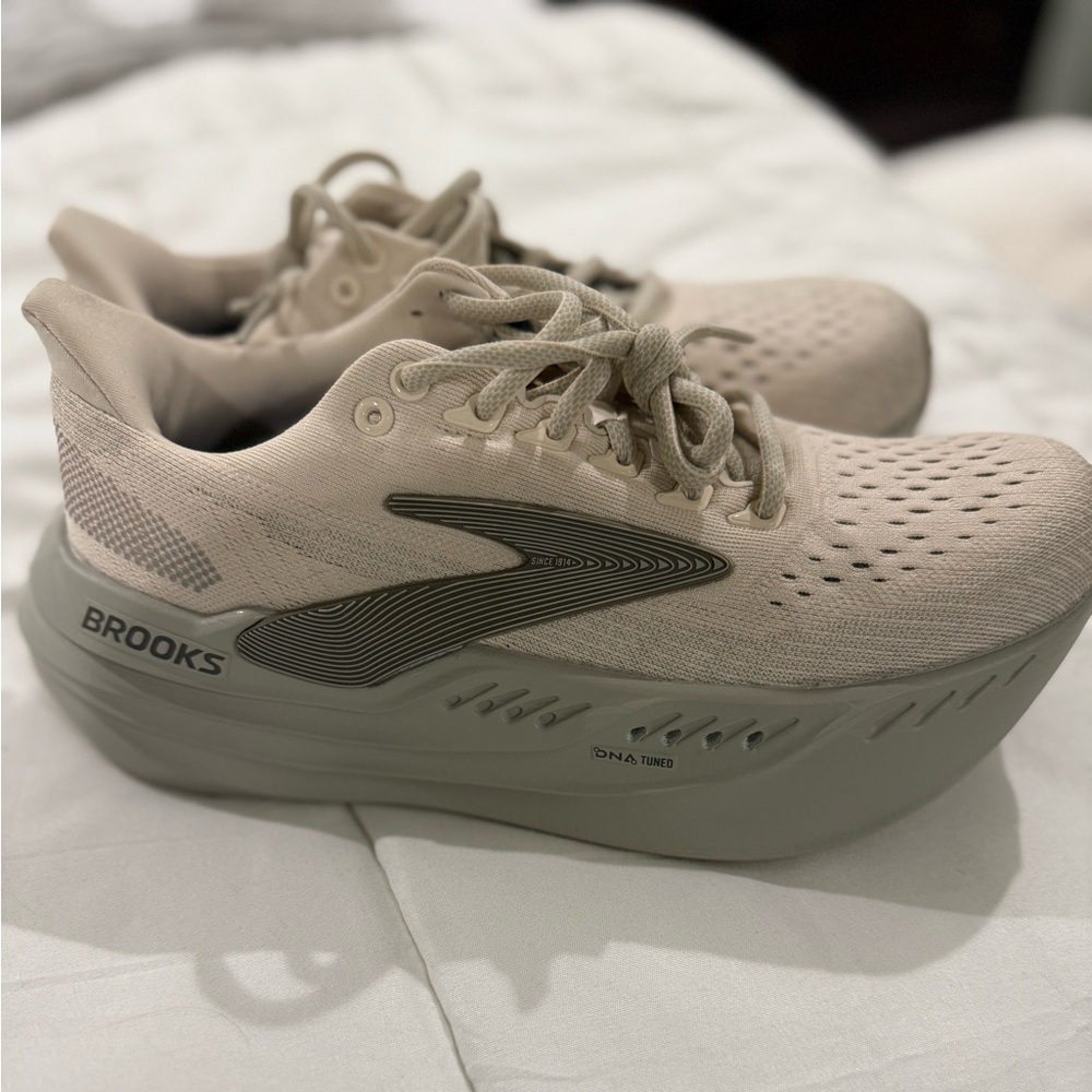 Brooks Glycerin Max Women's Athletic Shoes - Cream and Gray